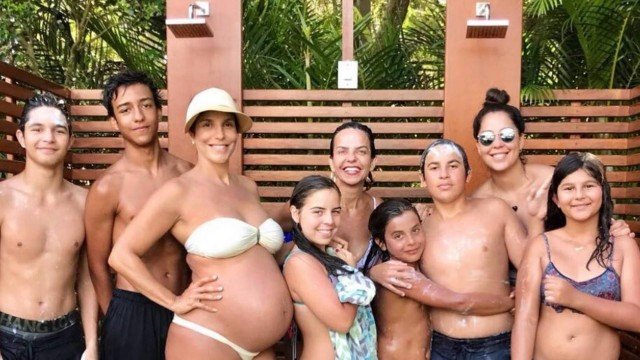 Grávida de gêmeas Ivete Sangalo exibe a barriga na piscina filho e