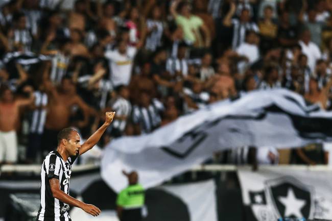  Botafogo sofre no Engenhão, mas bate o Estudiantes