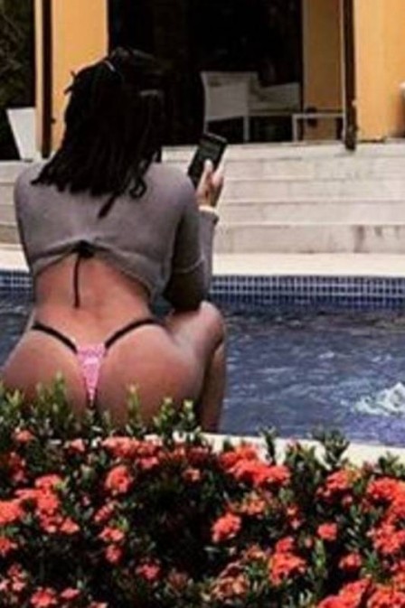  Ludmilla posta foto das férias e chama atenção com fio-dental mínimo