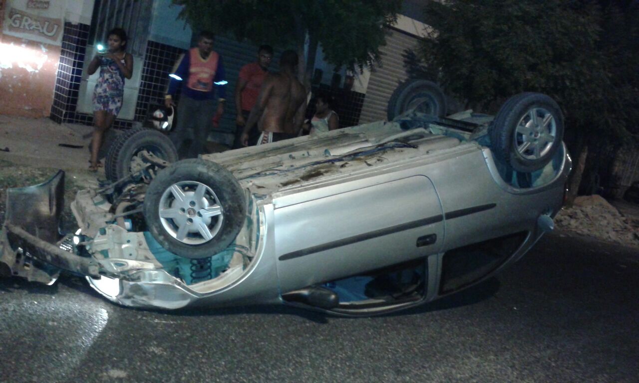  Carro desgovernado bate em árvore e capota na Avenida Principal de Remanso