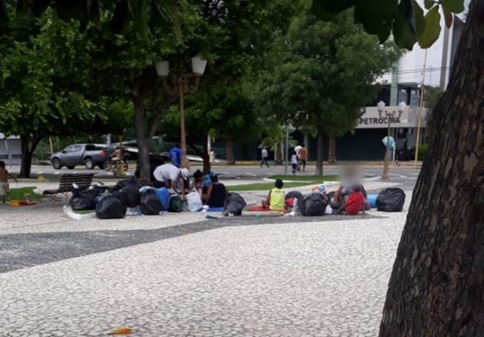  Venezuelanos ‘acampam’ nas imediações da Prefeitura de Petrolina