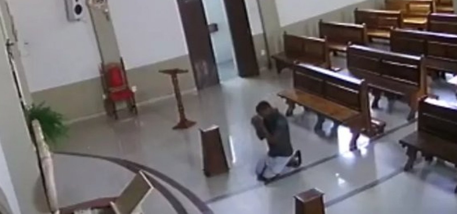  Homem é flagrado furtando caixa de ofertório em igreja de Jequié